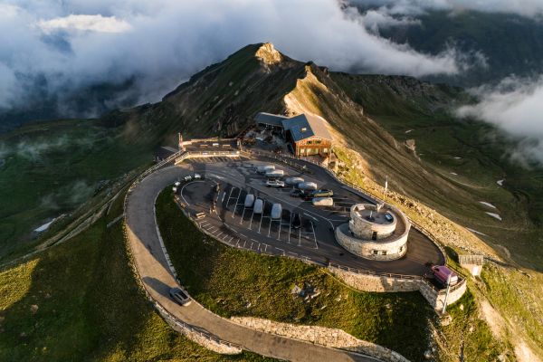 Grossglockner High Alpine Road (Austrian Alps): Begin from Heiligenblut, navigate 36 hairpin bends past glaciers and the iconic Kaiser-Franz-Josefs-Höhe observation point.