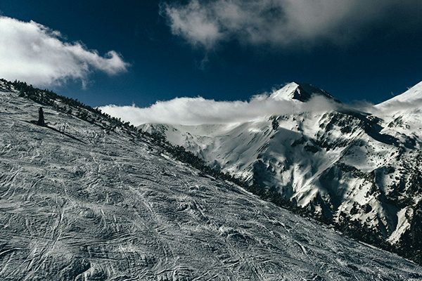 Модерни системи за вештачки снег и одлично одржувани стази - за максимално ски искуство.