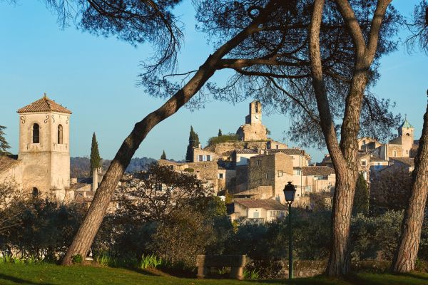 Lourmarin: Highly regarded, stylish, and artistic village in the Luberon, known for its Renaissance château, art galleries, lively cafés, and elegant streets