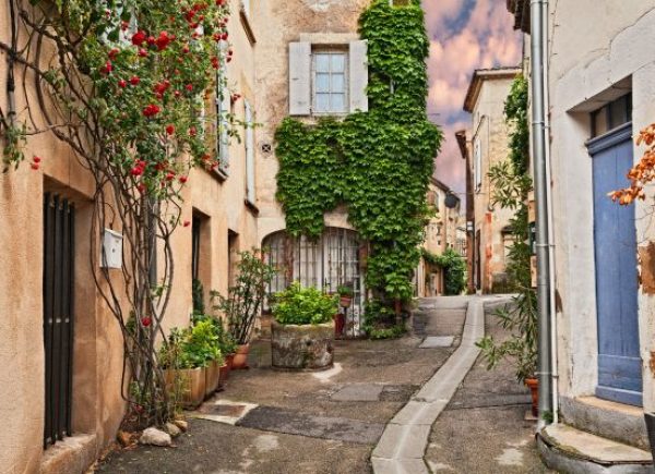 Lourmarin: Highly regarded, stylish, and artistic village in the Luberon, known for its Renaissance château, art galleries, lively cafés, and elegant streets