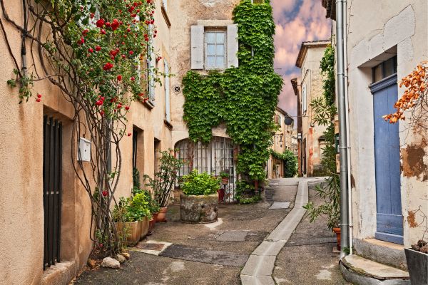 Lourmarin: Highly regarded, stylish, and artistic village in the Luberon, known for its Renaissance château, art galleries, lively cafés, and elegant streets