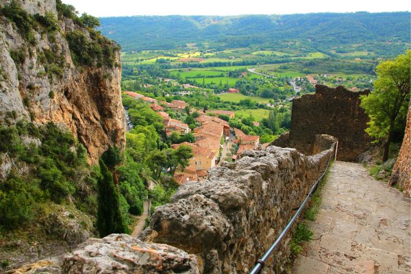 Moustiers-Sainte-Marie: Famous for the golden star between its cliffs, limestone formations, a waterfall, a rich tradition of fine earthenware pottery, numerous workshops and shops