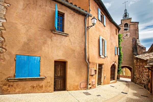 Roussillon: Nestled in one of the world’s largest ochre deposits, its hills showcase up to 17 shades—from pale yellow to deep rust. Surreal streets and cliffs - a living canvas of Provençal beauty
