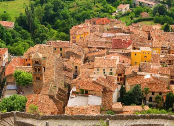 Moustiers-Sainte-Marie: Famous for the golden star between its cliffs, limestone formations, a waterfall, a rich tradition of fine earthenware pottery, numerous workshops and shops