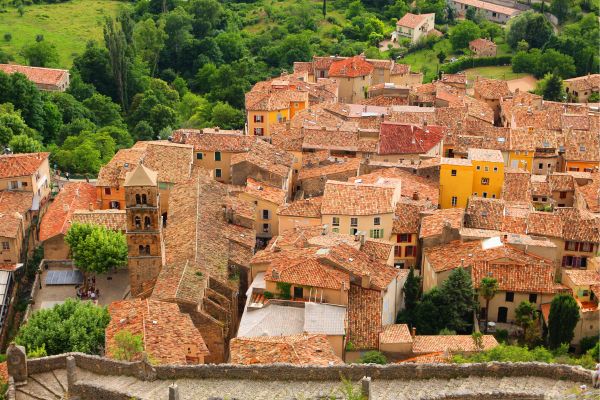 Moustiers-Sainte-Marie: Famous for the golden star between its cliffs, limestone formations, a waterfall, a rich tradition of fine earthenware pottery, numerous workshops and shops