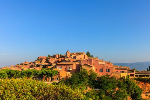 Roussillon: Nestled in one of the world’s largest ochre deposits, its hills showcase up to 17 shades—from pale yellow to deep rust. Surreal streets and cliffs - a living canvas of Provençal beauty