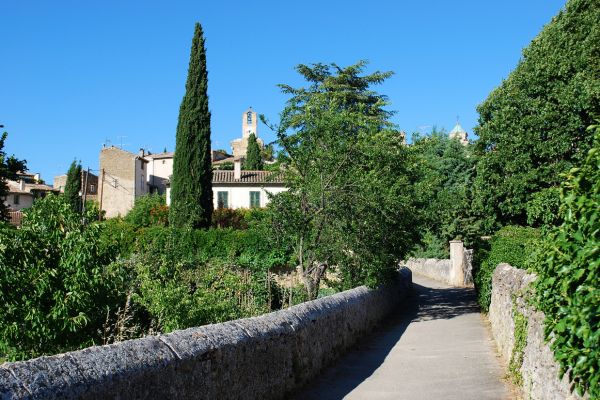 Lourmarin: Highly regarded, stylish, and artistic village in the Luberon, known for its Renaissance château, art galleries, lively cafés, and elegant streets