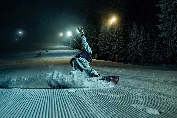 Вечерно скијање под светла и магична атмосфера.